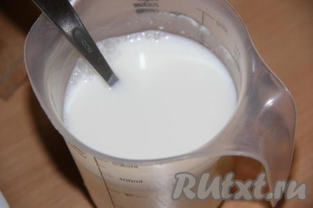 Воду соединить со сметаной и солью, перемешать.