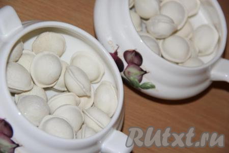 Я использовала покупные пельмени и предварительно их не размораживала. Пельмени выложить в жаропрочные формы, пригодные для запекания в духовке (я разложила пельмешки по двум горшочкам объёмом по 400 мл).