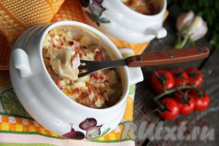 Пельмени по-уральски, запечённые&nbsp;в духовке, получились очень вкусными и сытными. Уверена, это простое блюдо понравится многим!