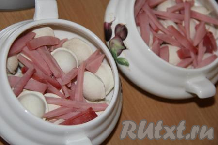 Ветчину нарезать соломкой и выложить поверх пельменей.