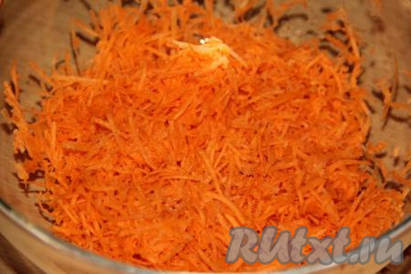 Почистить морковь и натереть на мелкой тёрке.&nbsp;