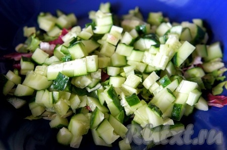 Яйцо отварить заранее в течение 8-10 минут с момента начала кипения воды, затем охладить и очистить. Огурцы нарезать на мелкие кубики, выложить в глубокую миску.