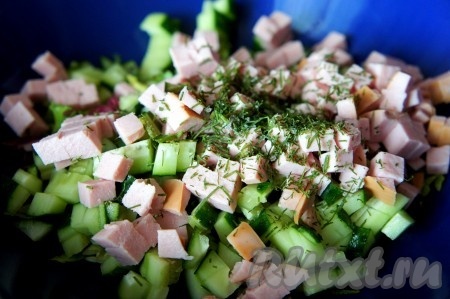 Мелко нарезать варёную колбасу, редиску и зелень, добавить их к огурцам.