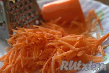 Вымыть, очистить морковь и натереть&nbsp;на средней тёрке (можно натереть на тёрке для корейской морковки).