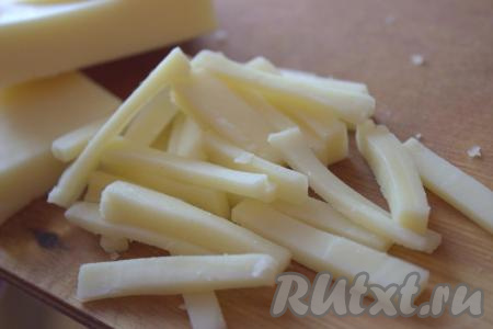 Сыр нарезать тонкими полосками.