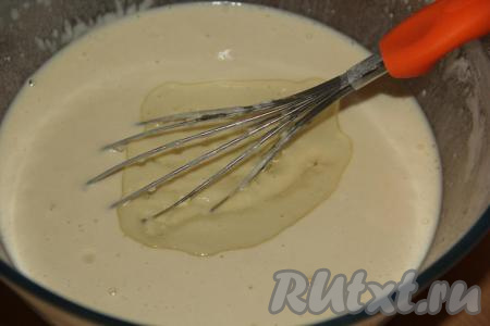 Тесто получится не густым и однородным, влить в него растительное масло и перемешать.&nbsp;