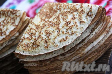 Заварные блины, замешанные на молоке и кефире, подаём к столу со сгущёнкой, сметаной или топпингом. Такие ажурные блинчики несомненно понравятся и взрослым, и детям, попробуйте!