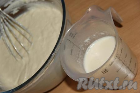 Молоко довести до кипения, а затем тонкой струйкой влить его в тесто, непрерывно и тщательно перемешивая.