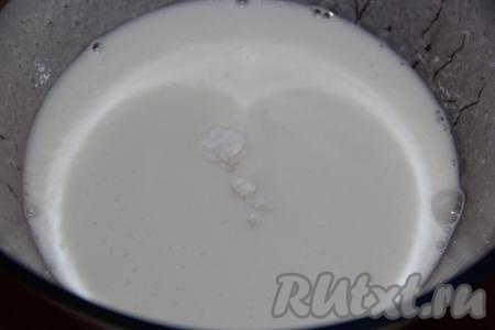 Кефир слегка подогреть (примерно, до 40 градусов, следите, чтобы он не свернулся), добавить соду, перемешать и оставить на 3-5 минут.