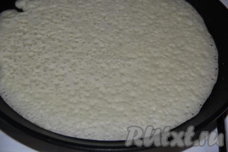 Я смазала сковороду растительным маслом только перед первым блином. Влить часть теста в разогретую сковороду и равномерно распределить по всей поверхности.&nbsp;