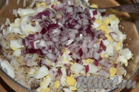 Сюда же выложить очищенный, а затем мелко нарезанный лук.