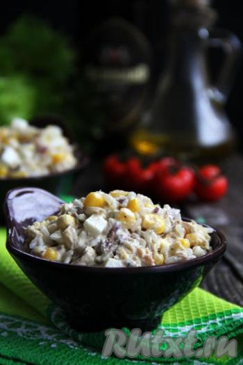 Сытный, вкусный, нежный салат из консервированной скумбрии с рисом подать к столу. А уж подавать его в салатнике или в тарталетках - решать вам!