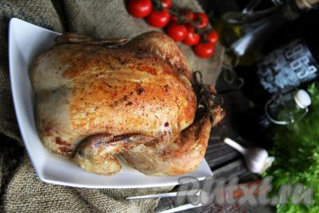 Курица, запечённая целиком в духовке по этому рецепту, получается сочной и очень аппетитной. А хлеб, которым мы нафаршировали птицу, пропитывается мясными соками, смешивается с сыром и становится необыкновенно вкусным. Подать такой хлебушек можно вместе с кусочками курочки к столу. В результате мы получаем полноценное наивкуснейшее блюдо для семейного ужина, обязательно попробуйте!
