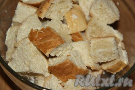 Белый хлеб (или батон) нарезать или поломать на крупные кусочки. Залить хлеб молоком и оставить минут на 10. По прошествии времени лишнее молоко слить, кусочки хлеба слегка отжать от жидкости.