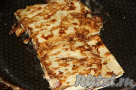 Жарить квадратики из лаваша с двух сторон до золотистого цвета на среднем огне. Пожарить таким образом все квадратики.