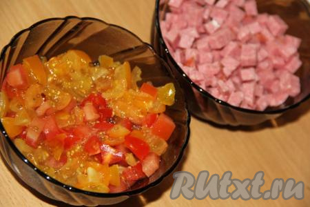 Колбасу нарезать на мелкие кубики. Вымытые помидоры нарезать достаточно мелко.&nbsp;
