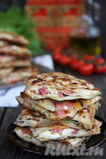 Сытный, аппетитный лаваш с начинкой, жареный в кляре на сковороде, подать в тёплом виде. Правда, и&nbsp;холодным он остаётся вкусным.