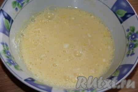 Перемешать кляр вилкой.