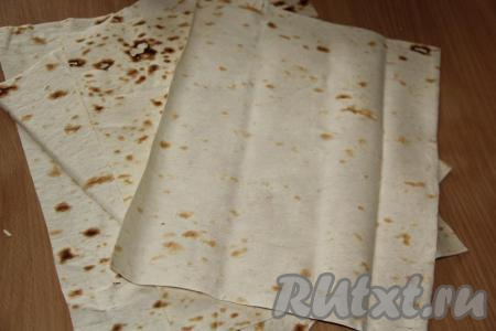 Лаваш разрезать на три равные части.