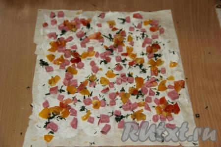 Выложить половину нарезанных помидоров и колбасы на смазанную часть лаваша.