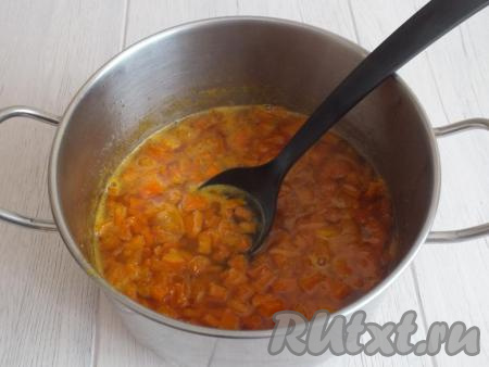 После опять поставьте на средний огонь, после закипания уменьшите огонь и проварите, иногда перемешивая, 10 минут. Опять снимите с огня и выдержите 6 часов при комнатной температуре.