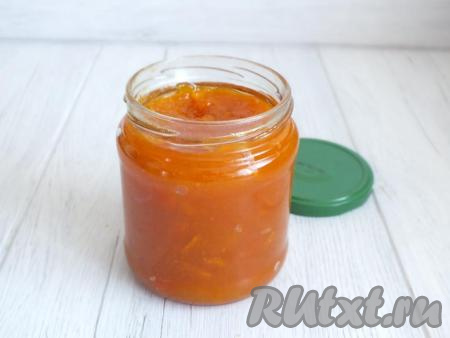 Разложите варенье из тыквы с мандаринами в чистые, сухие банки. Охладите и после закатайте (или закрутите) прокипячёнными крышками. Охлаждение необходимо для того, чтобы не образовался конденсат и в последствии не появилась плесень. Варенье хорошо хранится как при комнатных условиях, так и в прохладном месте.