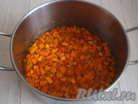 Уже через 2 часа появится много сока, перемешайте и оставьте до окончания времени (то есть на 4 часа). Когда время истечёт, поставьте на средний огонь и варите, иногда помешивая, до закипания, после огонь уменьшите и проварите 10 минут. Снимите с огня и оставьте на 8 часов при комнатной температуре.