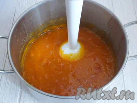 Пробейте варенье блендером. Вы можете его пробить как до полной однородности, так и оставить небольшие кусочки тыквы и мандаринов. Я чаще всего останавливаюсь на последнем варианте.