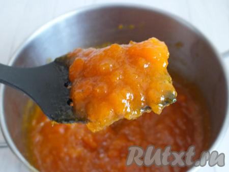 Поставьте варенье на огонь и проварите на огне чуть ниже среднего, помешивая, в течение&nbsp;5 минут после закипания. Снимите с огня. Варенье должно получиться в меру густым, хорошо держаться на ложке.