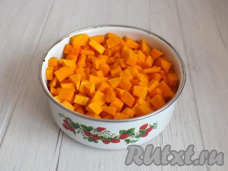 Подготовьте тыкву. Вымойте, снимите кожуру, удалите семечки. Нарежьте мякоть тыквы на кубики размером 1 см&nbsp; на 1 см, взвесьте 400 грамм - имено такое количество тыквы понадобится для приготовления варенья.