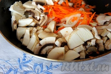 Сначала приготовим начинку для куриных грудок. Для этого шампиньоны нарезать, добавить к ним мелко нарезанный репчатый лук и натертую на терке морковь.