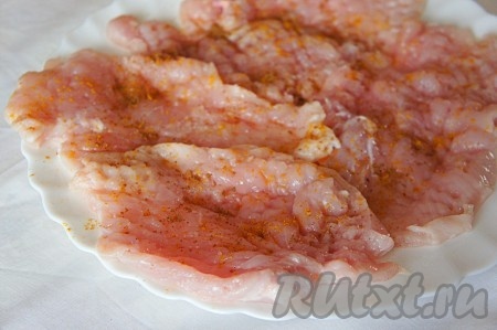 Куриное филе слегка отбить, добавить соль, специи и дать мясу немного отдохнуть.