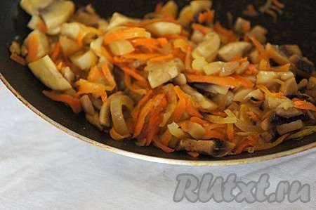 Добавить немного растительного или оливкового масла на сковороду и обжарить грибную начинку на среднем огне в течение 3 минут. Не забудьте добавить соль и черный свежесмолотый перец по вкусу.