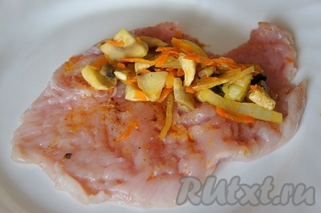 На каждый кусочек куриного филе положить 2-3 столовые ложки начинки и свернуть плотным рулетом.