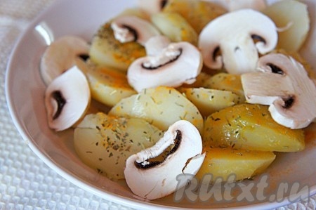 Варёный картофель нарезать на половинки (или оставить целым, если клубни небольшие), добавить нарезанные шампиньоны, оливковое масло, специи и при необходимости соль. Всё переложить в полиэтиленовый пакет и немного встряхнуть, чтобы масло и специи равномерно распределились по картофелю и грибам.