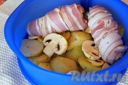 Духовку разогреть до 200 градусов. В форму выложить картофель с грибами, наверху разместить куриные грудки в беконе и поставить всё запекаться ориентировочно на 40 минут. О готовности блюда вам подскажет румяная и золотистая корочка на картофеле, поджаристый бекон и, конечно, безумный аромат бекона, грибов и ароматных специй.