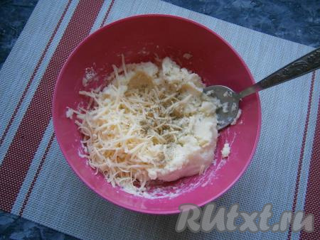 Перемешать, добавить 20 грамм сыра, натёртого на средней тёрке, соль и молотый чёрный перец по вкусу, хорошенько перемешать.