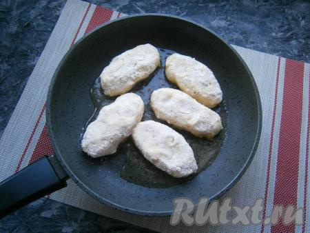 Влить в сковороду 3-4 столовые ложки растительного масла, разогреть и выложить картофельные зразы с сыром.