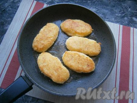 Жарить зразы на среднем огне до румяности с двух сторон.