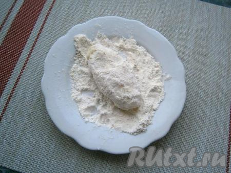 Защипнуть края лепёшки, формируя овальную зразу, которую обвалять в смеси из муки и сухарей. Таким образом сформировать все картофельные зразы с сыром