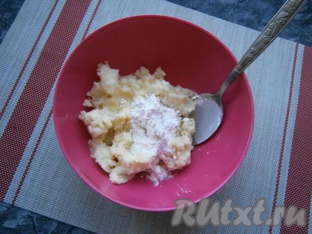 К охлаждённому или вчерашнему (из холодильника) картофельному пюре добавить растопленное не горячее сливочное масло и всыпать крахмал.