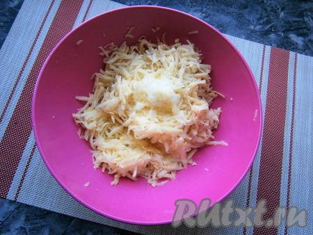 Натереть на крупной тёрке очищенный картофель, отжать его от жидкости. К получившейся картофельной массе добавить натёртый на тёрке очищенный репчатый лук.