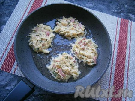 Ещё раз хорошо перемешать. Выкладывать картофельную массу столовой ложкой в виде оладий на сковороду, разогретую&nbsp;с растительным маслом.