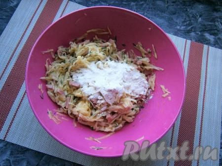 Всыпать пару столовых ложек&nbsp;муки и соль по вкусу.