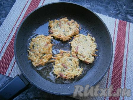 Жарить драники на среднем огне до румяности с двух сторон.