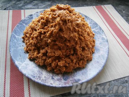 Вмешать их в густую массу из печенья и крема. Затем&nbsp;на большое плоское блюдо выложить массу горкой в виде муравейника.