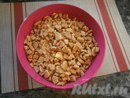 В большую миску поломать печенье руками, чтобы получились небольшие кусочки. Измельчать в блендере не стоит - будет много мелкой крошки.
