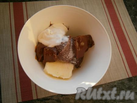 Теперь приготовим крем, для этого к варёной сгущёнке нужно добавить сметану и предварительно размягчённое при комнатной температуре сливочное масло, всыпать ванильный сахар.