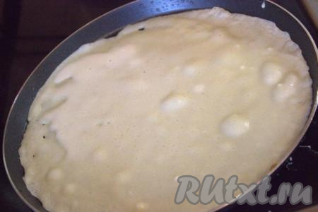 Сковороду, раскалённую на огне, хорошо смазать растительным маслом, затем влить один половник теста и равномерно распределить по поверхности сковороды.