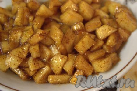 Готовую яблочную начинку снять с огня и остудить.